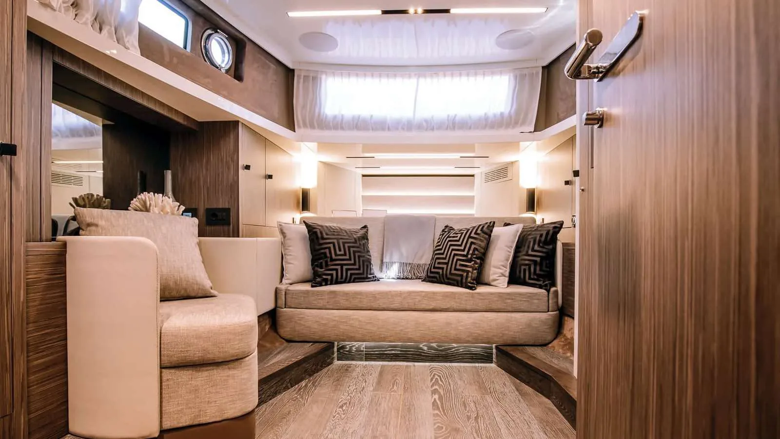 Cranchi A46 - photo 5 yacht charter Cannes