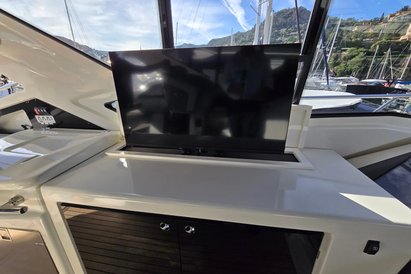Cranchi M44 HT - photo 5 yacht charter Cannes