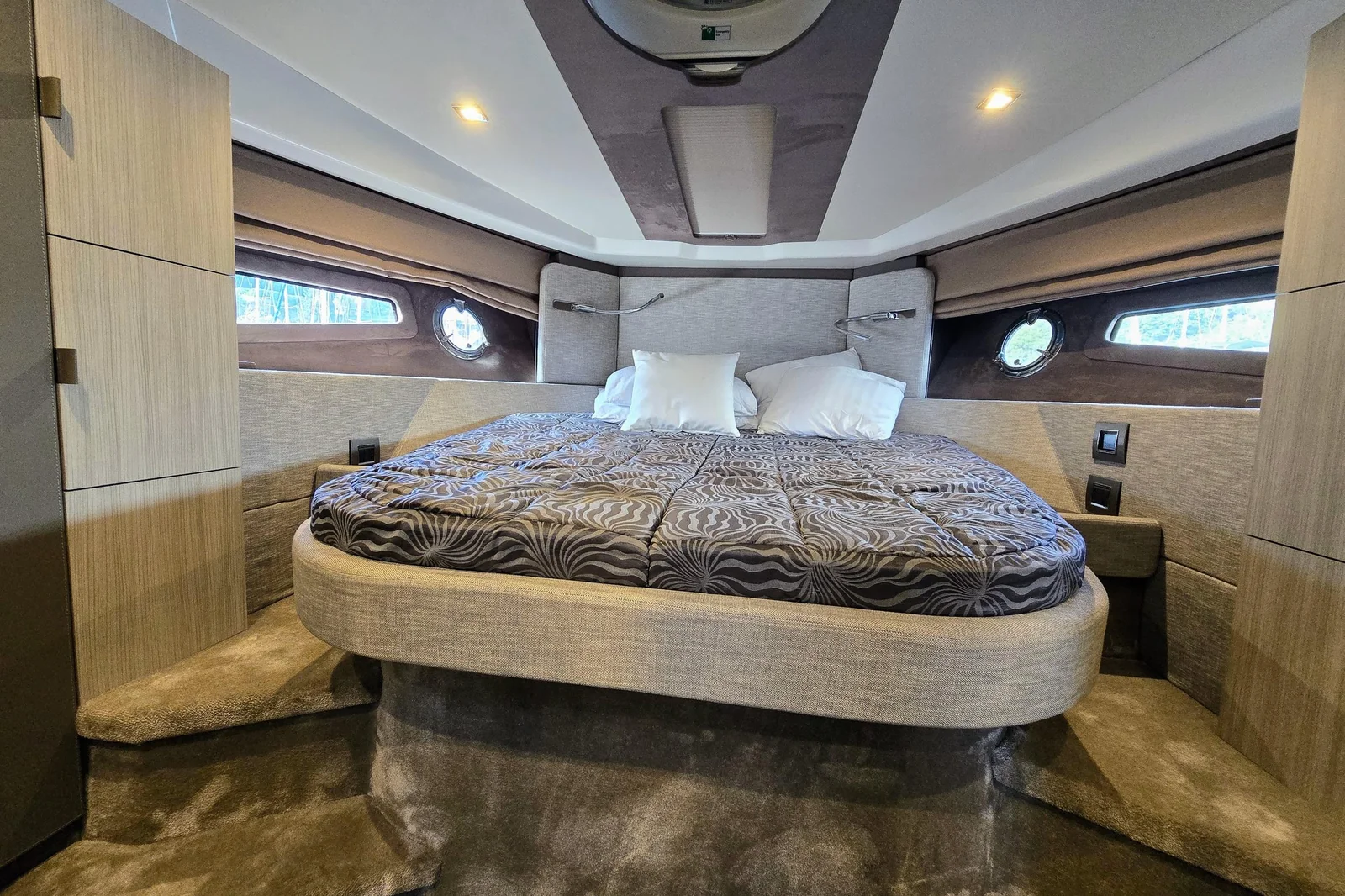 Cranchi M44 HT - photo 8 yacht charter Cannes