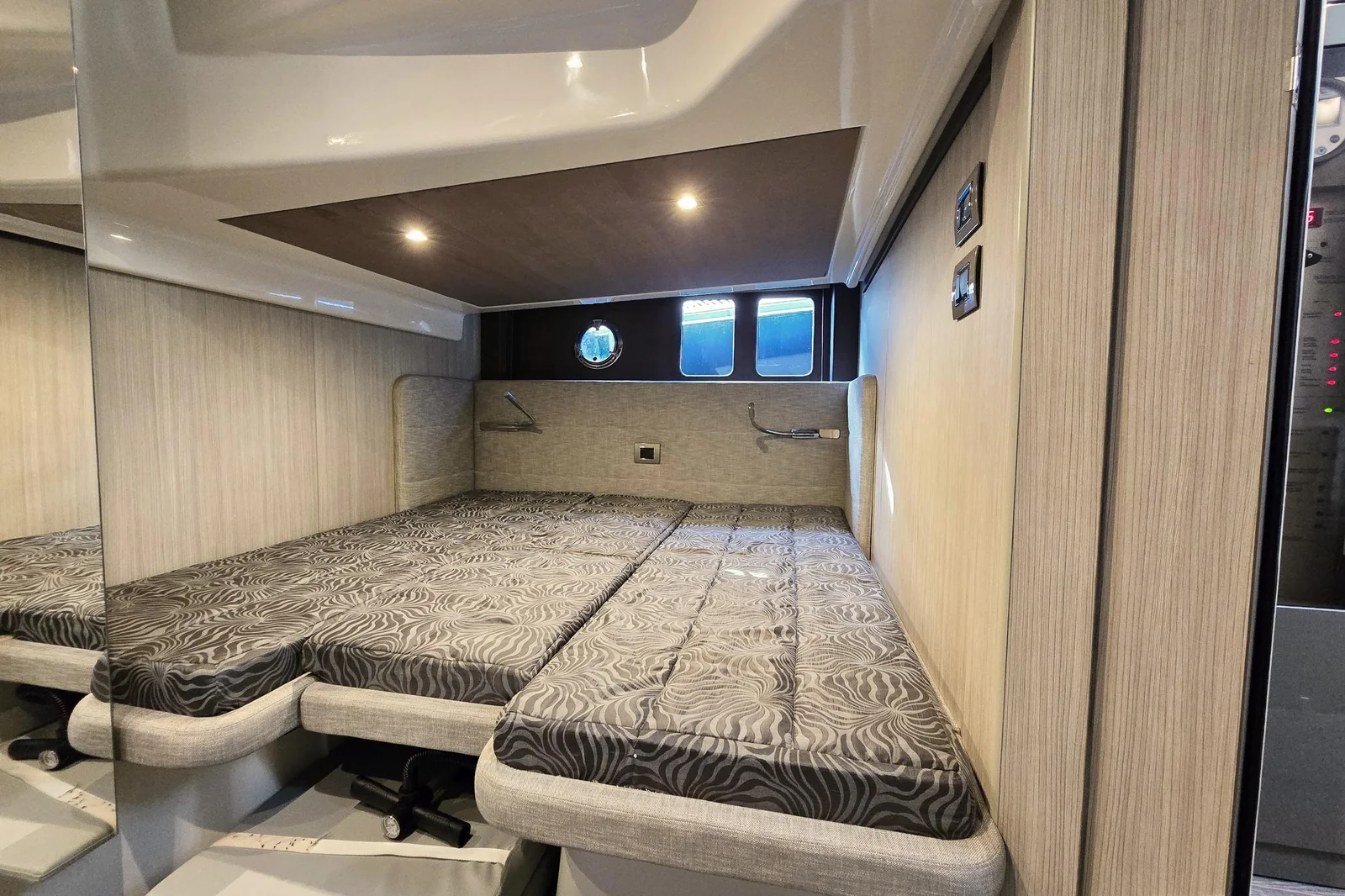 Cranchi M44 HT - photo 12 yacht charter Cannes
