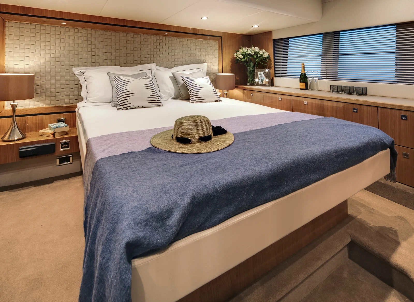 Fairline Targa 48 - photo 12 yacht charter Cannes