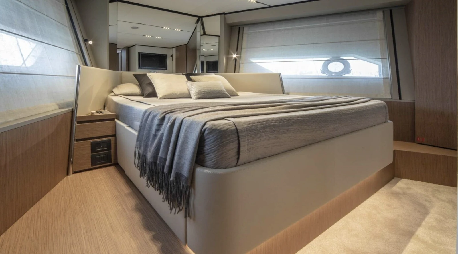 Ferretti 720 (Breeze) - photo 16 yacht charter Cannes