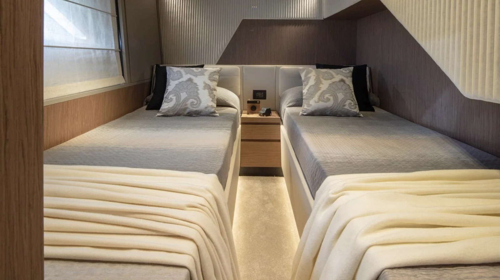 Ferretti 720 (Breeze) - photo 17 yacht charter Cannes