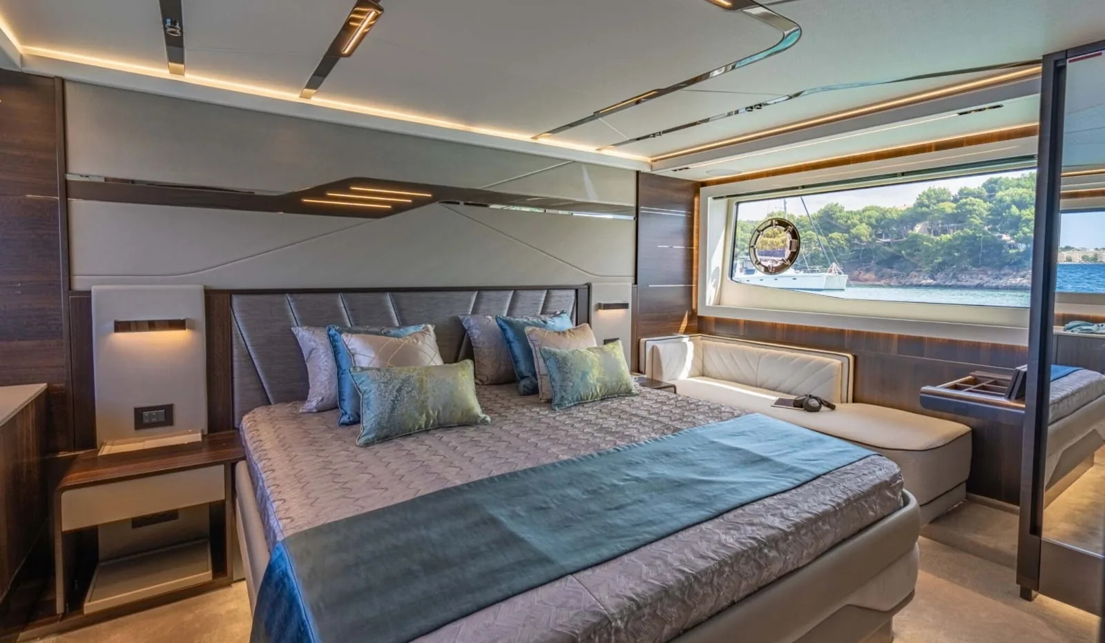 FORZA - photo 13 yacht charter Cannes