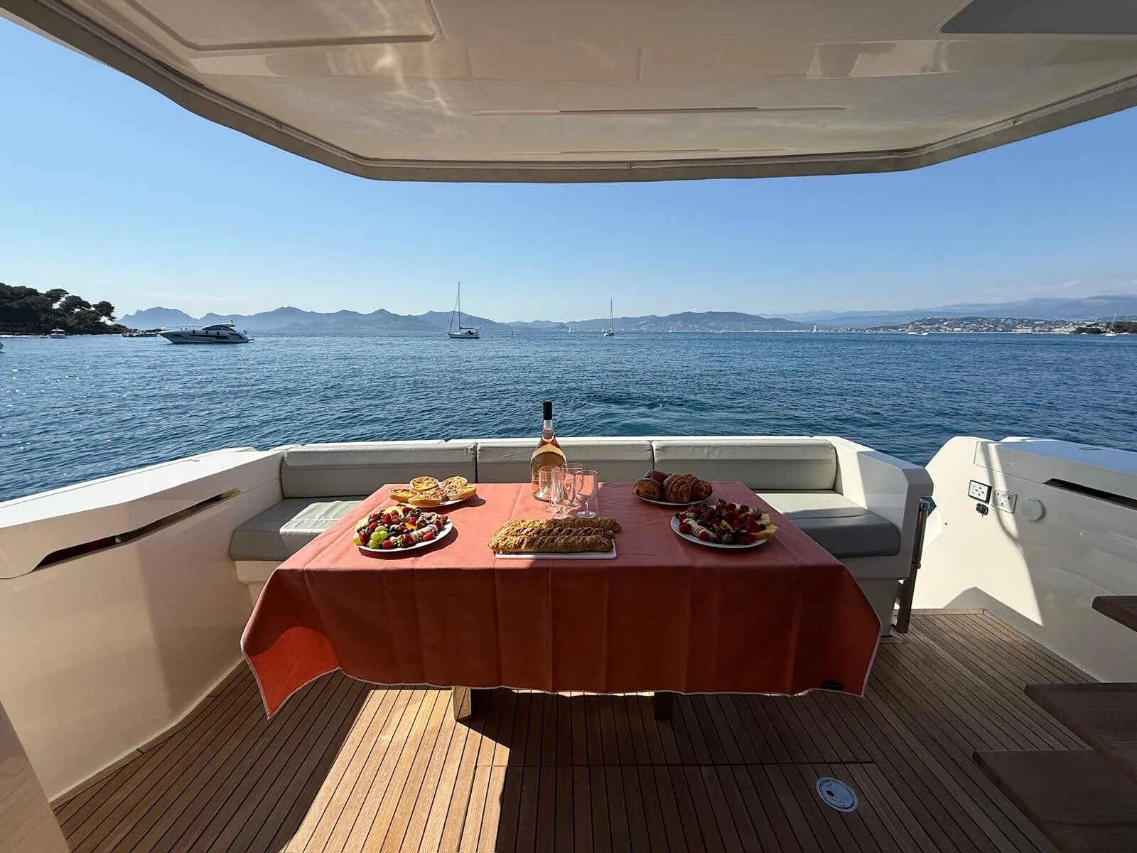 Greenline 45 Coupe - photo 7 yacht charter Cannes