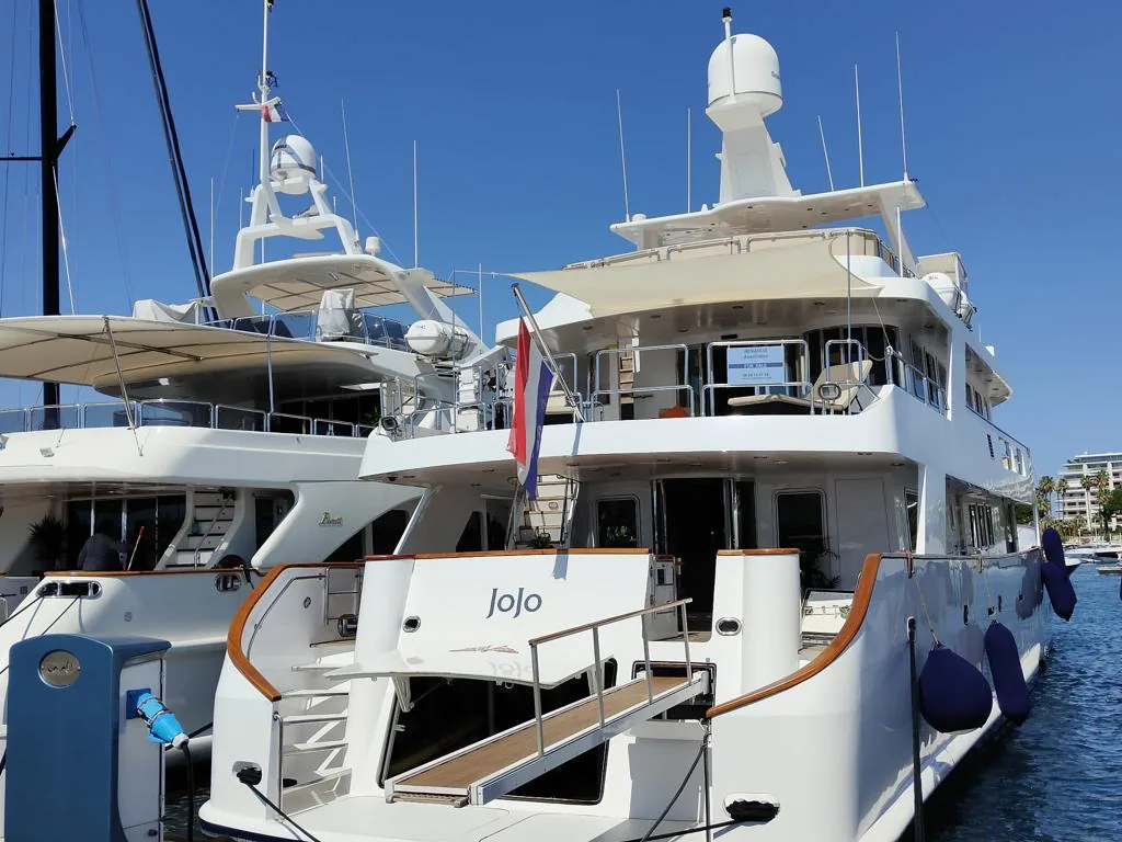 Jojo - photo 3 yacht charter Cannes