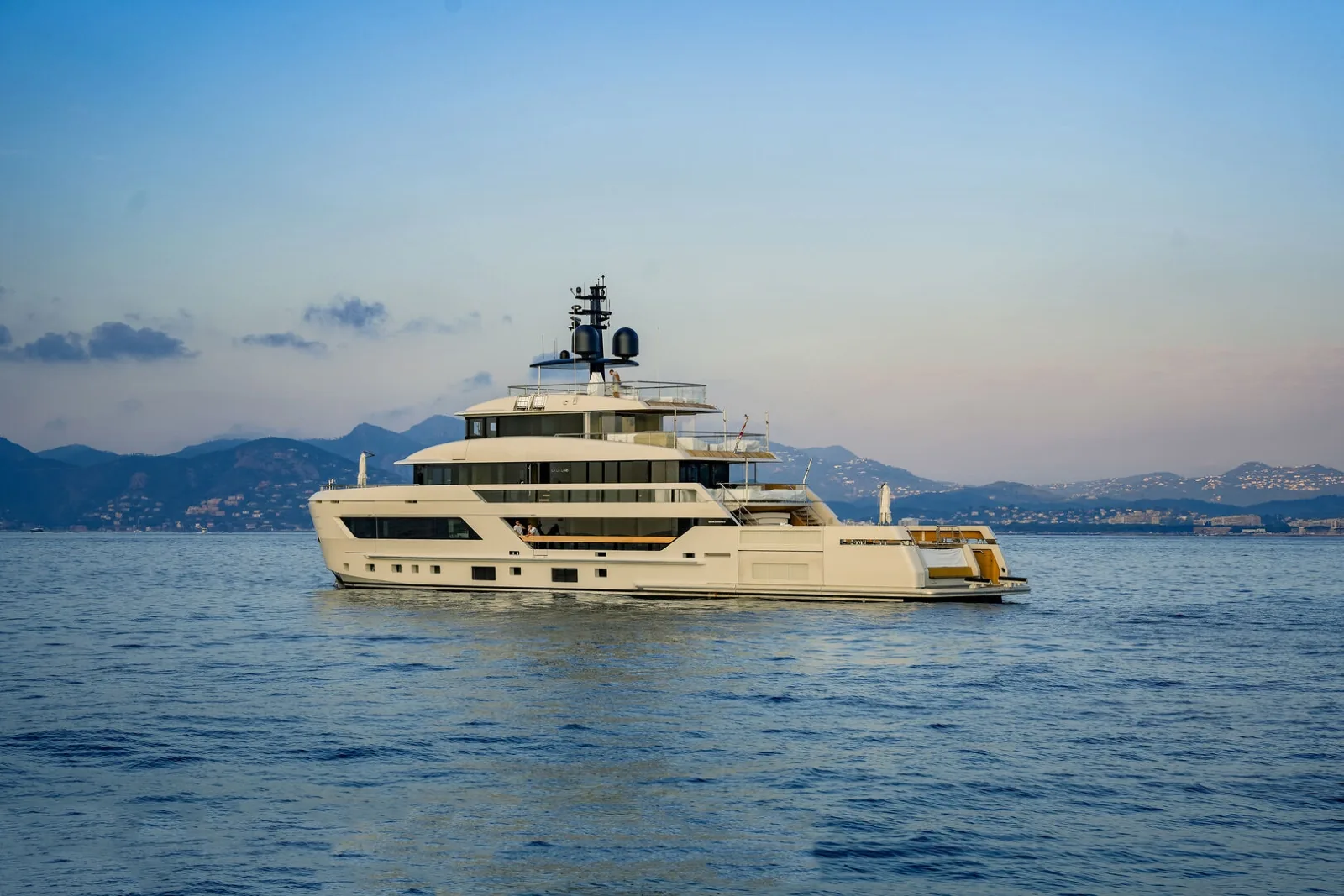 LA LA LAND - photo 7 yacht charter Cannes