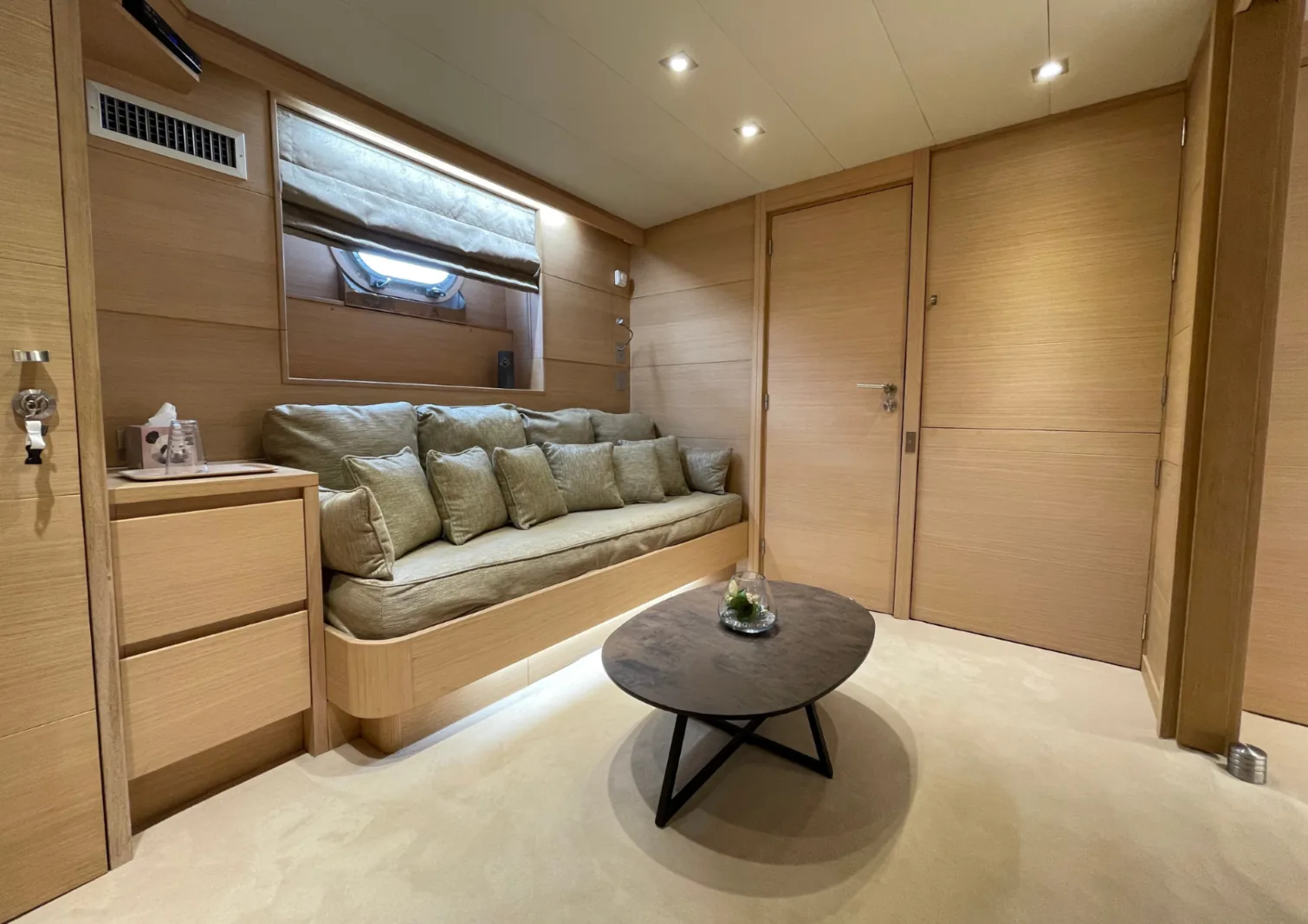 LADY JERSEY - photo 22 yacht charter Cannes