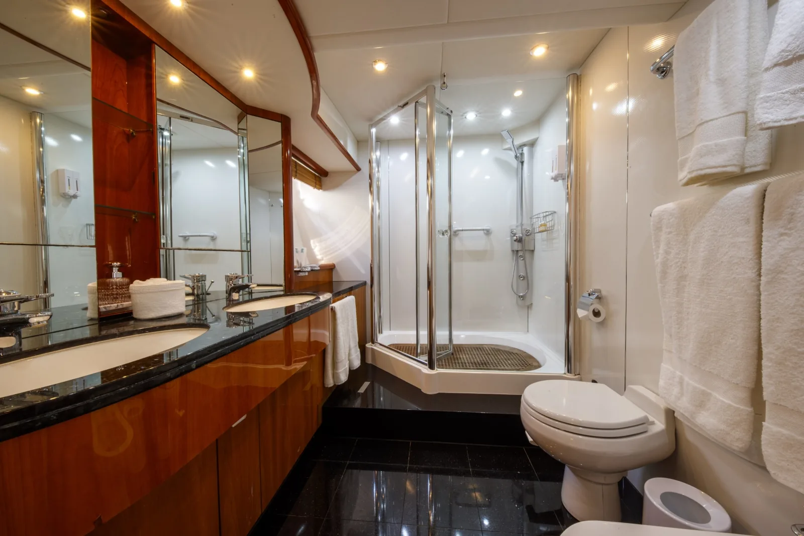 LADY YOUSRA - photo 24 yacht charter Cannes