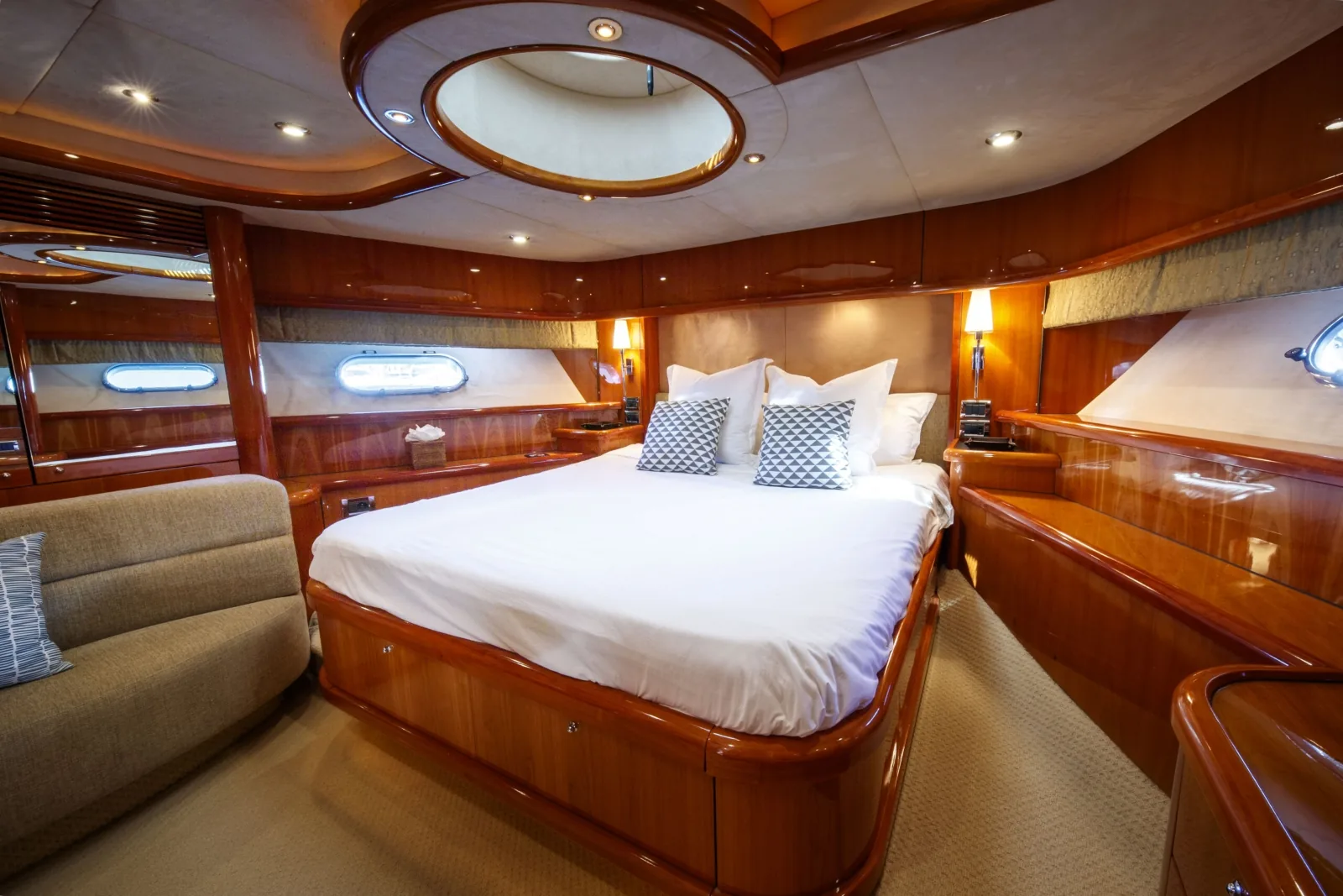 LADY YOUSRA - photo 27 yacht charter Cannes