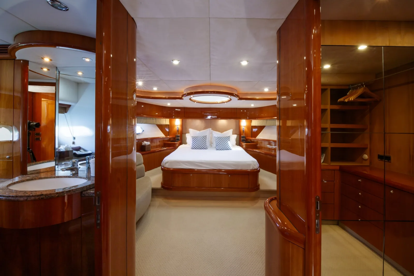 LADY YOUSRA - photo 29 yacht charter Cannes