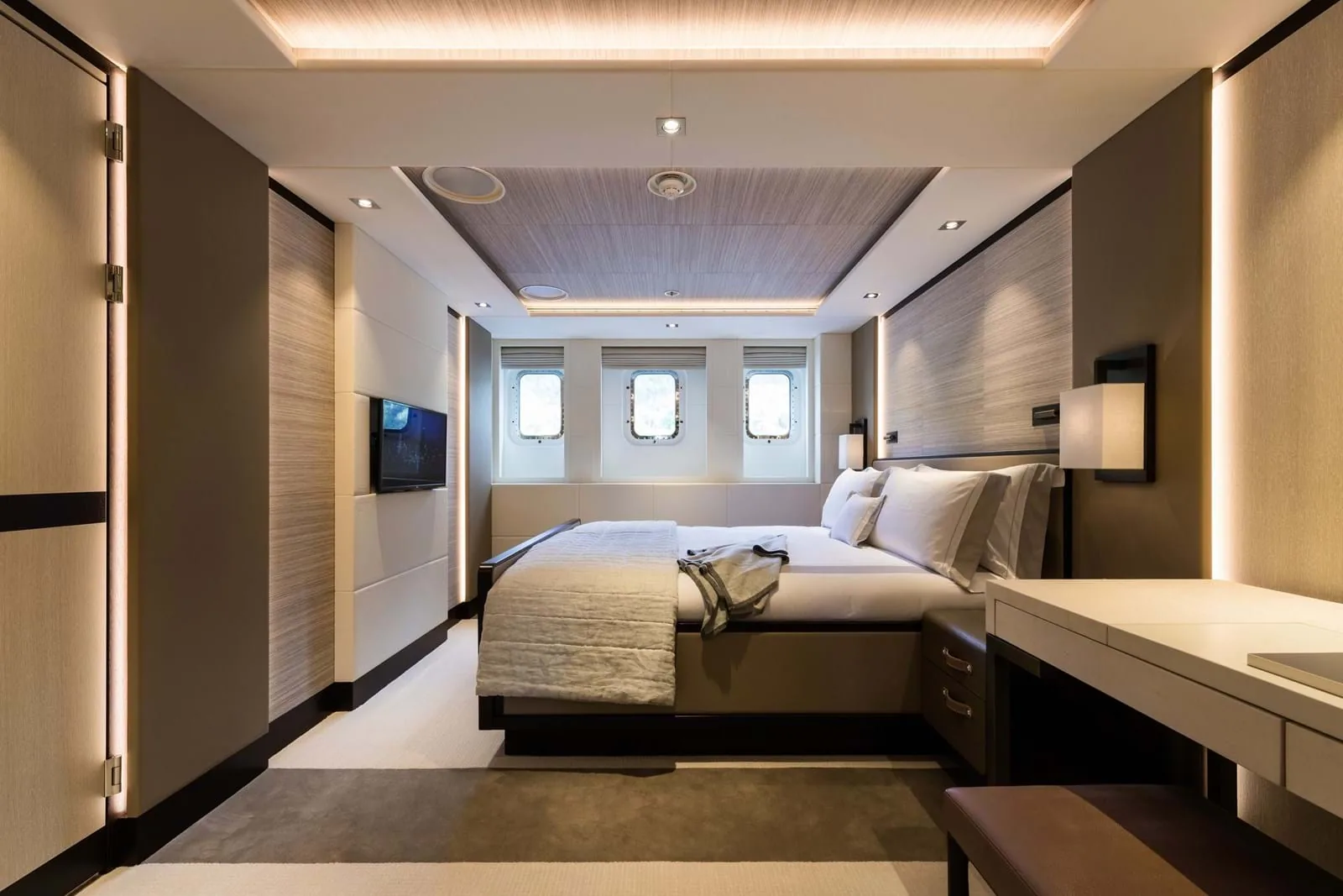 LAURENTIA - photo 30 yacht charter Cannes