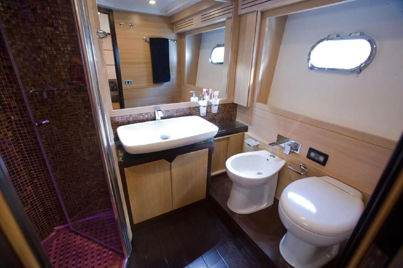 Leonard 74 - photo 3 yacht charter Cannes