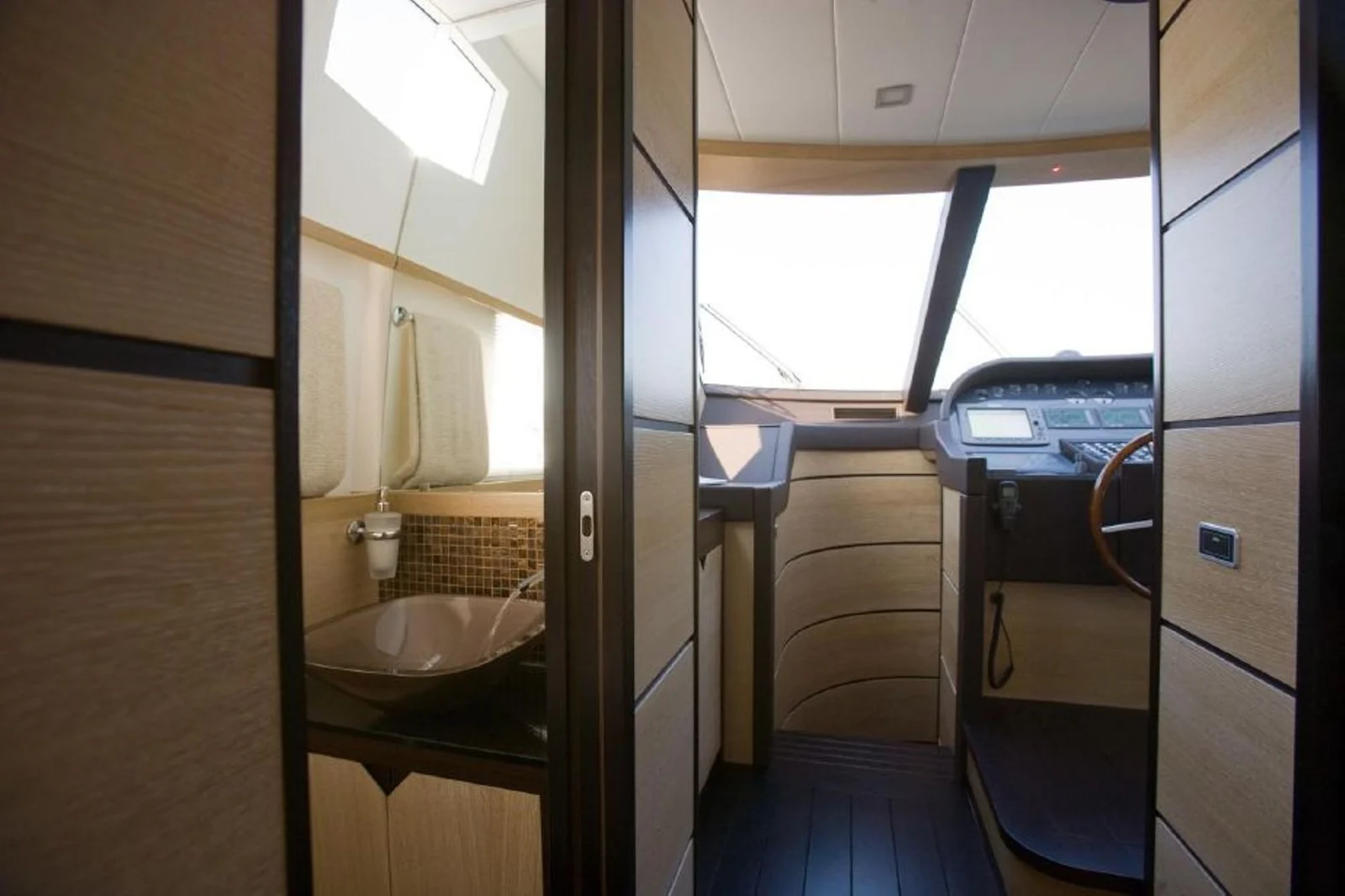 Leonard 74 - photo 7 yacht charter Cannes