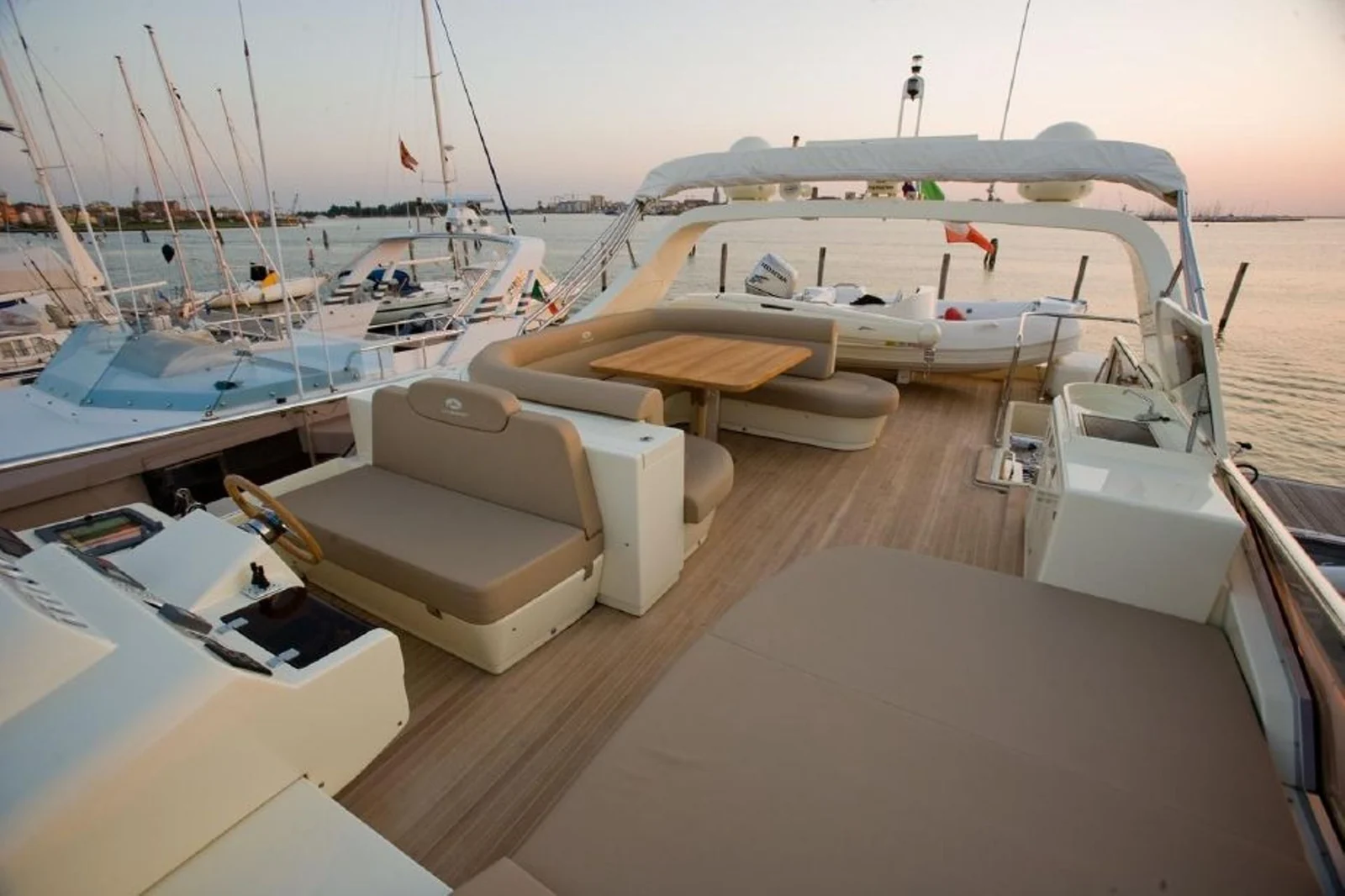 Leonard 74 - photo 8 yacht charter Cannes