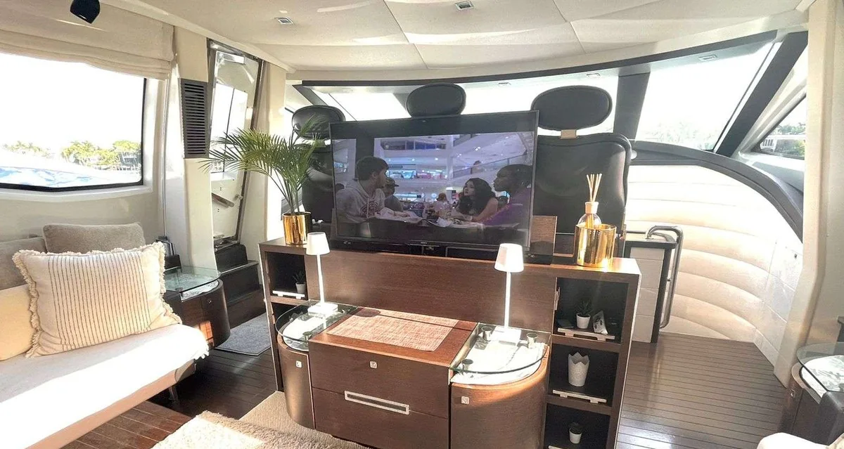 Leonardo - photo 7 yacht charter Miami