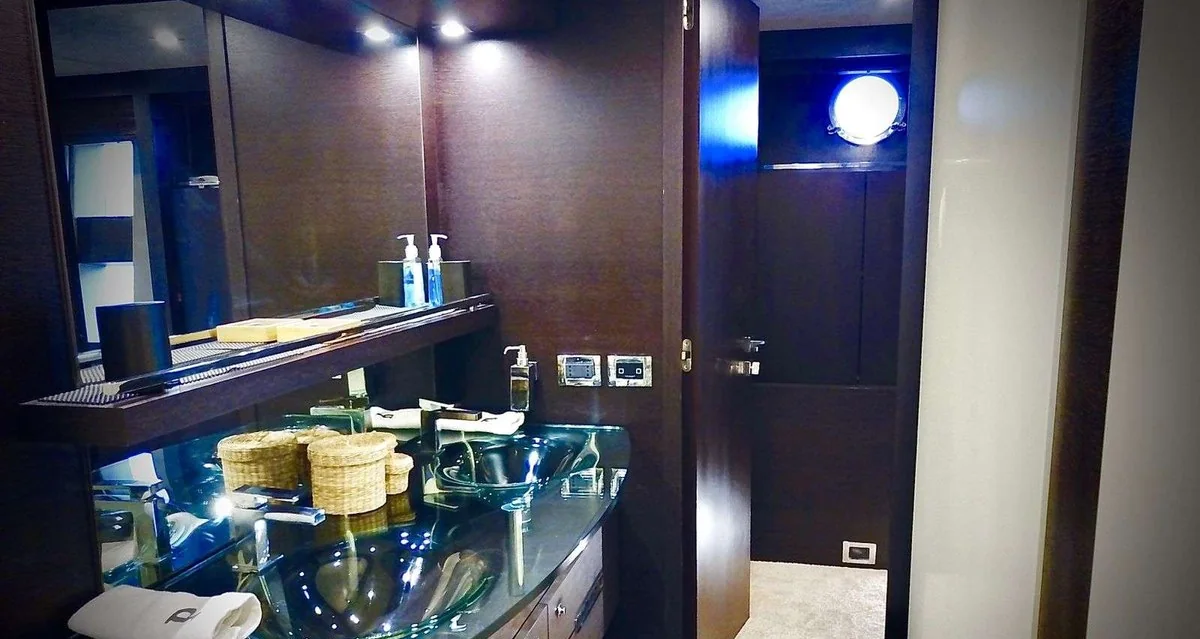 Leonardo - photo 11 yacht charter Miami