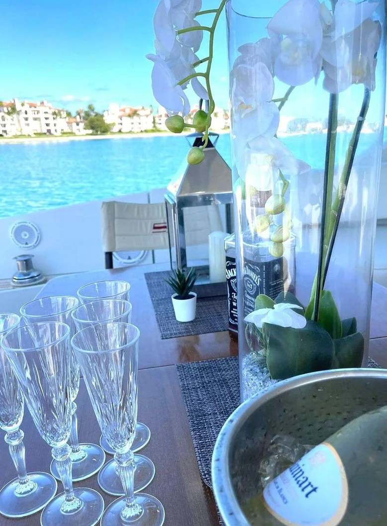 Leonardo - photo 12 yacht charter Miami