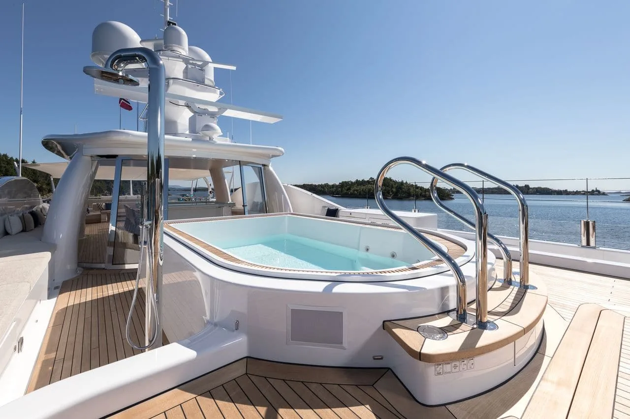 LILI - photo 9 yacht charter Cannes