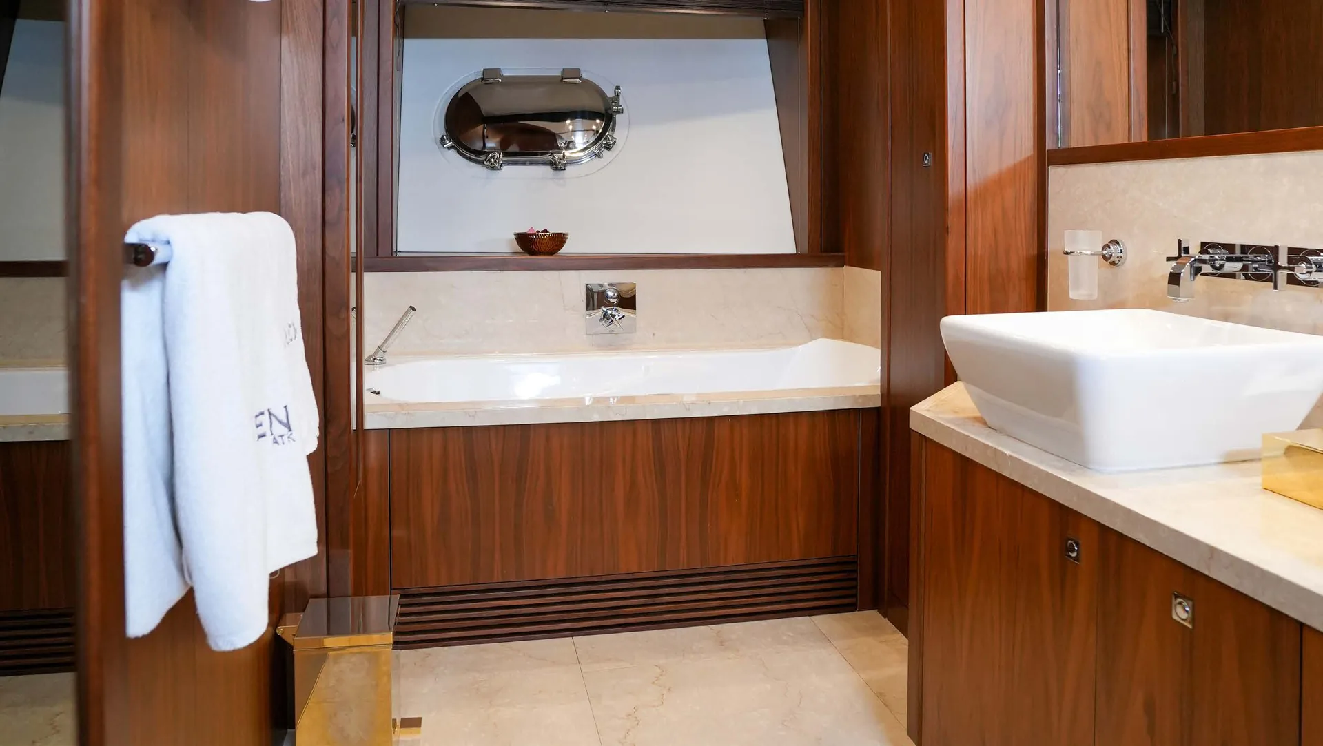 Lucien - photo 18 yacht charter Cannes