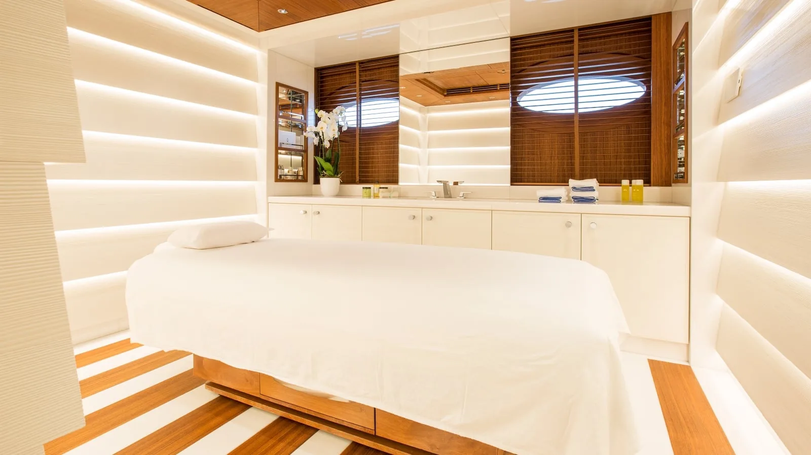 MADSUMMER - photo 24 yacht charter Cannes