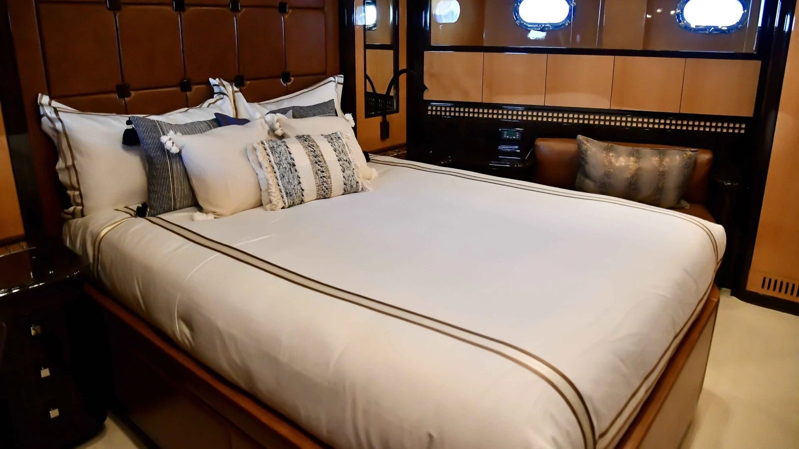Mangusta 92 - photo 18 yacht charter Cannes