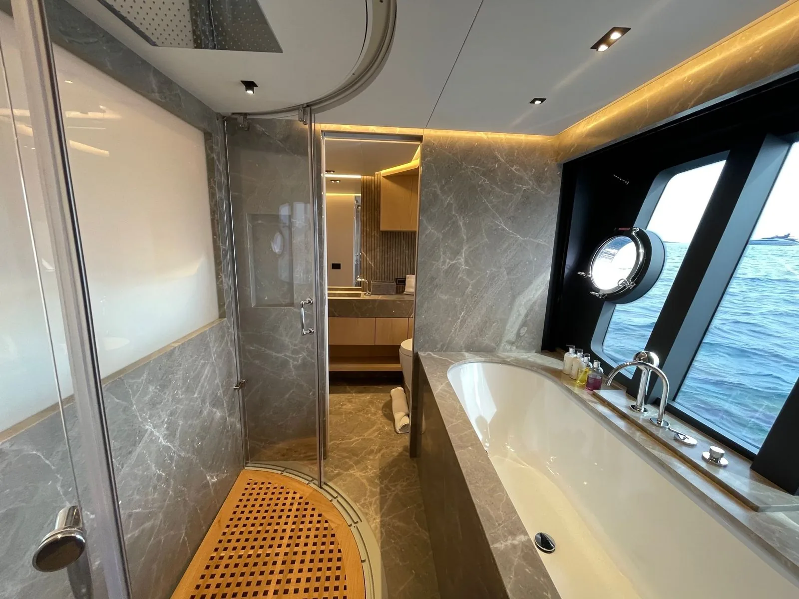 MAXI BEER - photo 11 yacht charter Cannes