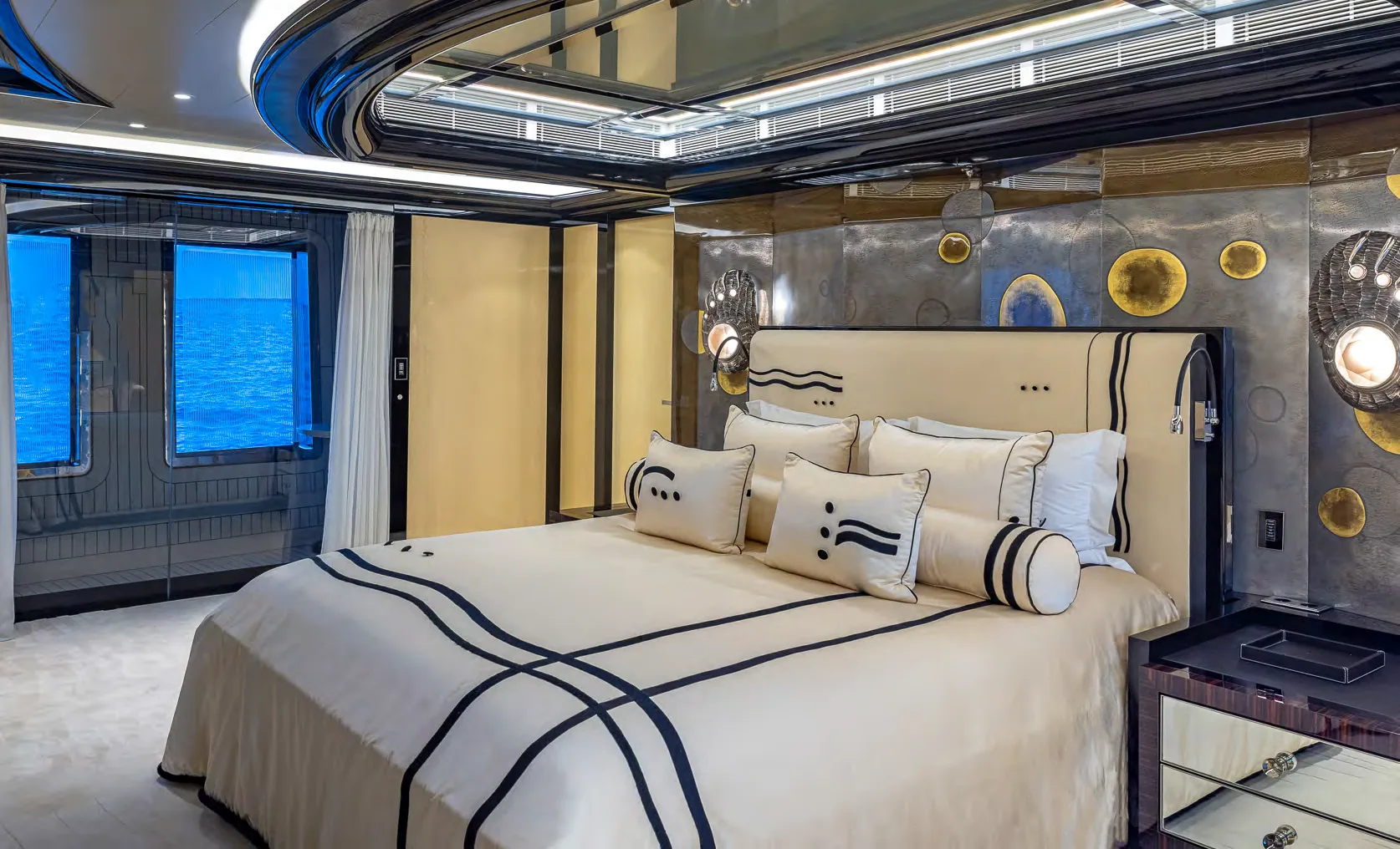 OKTO - photo 7 yacht charter Cannes