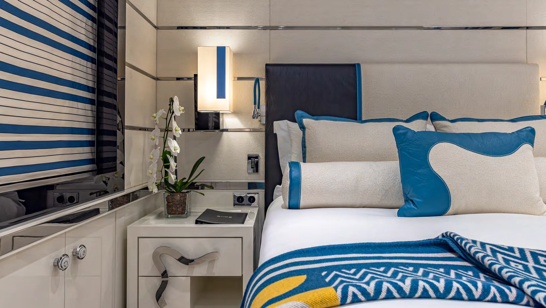 OKTO - photo 15 yacht charter Cannes