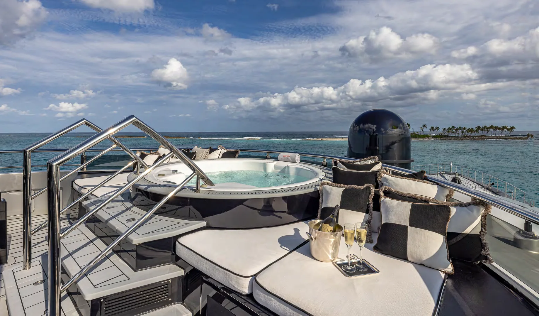 OKTO - photo 37 yacht charter Cannes