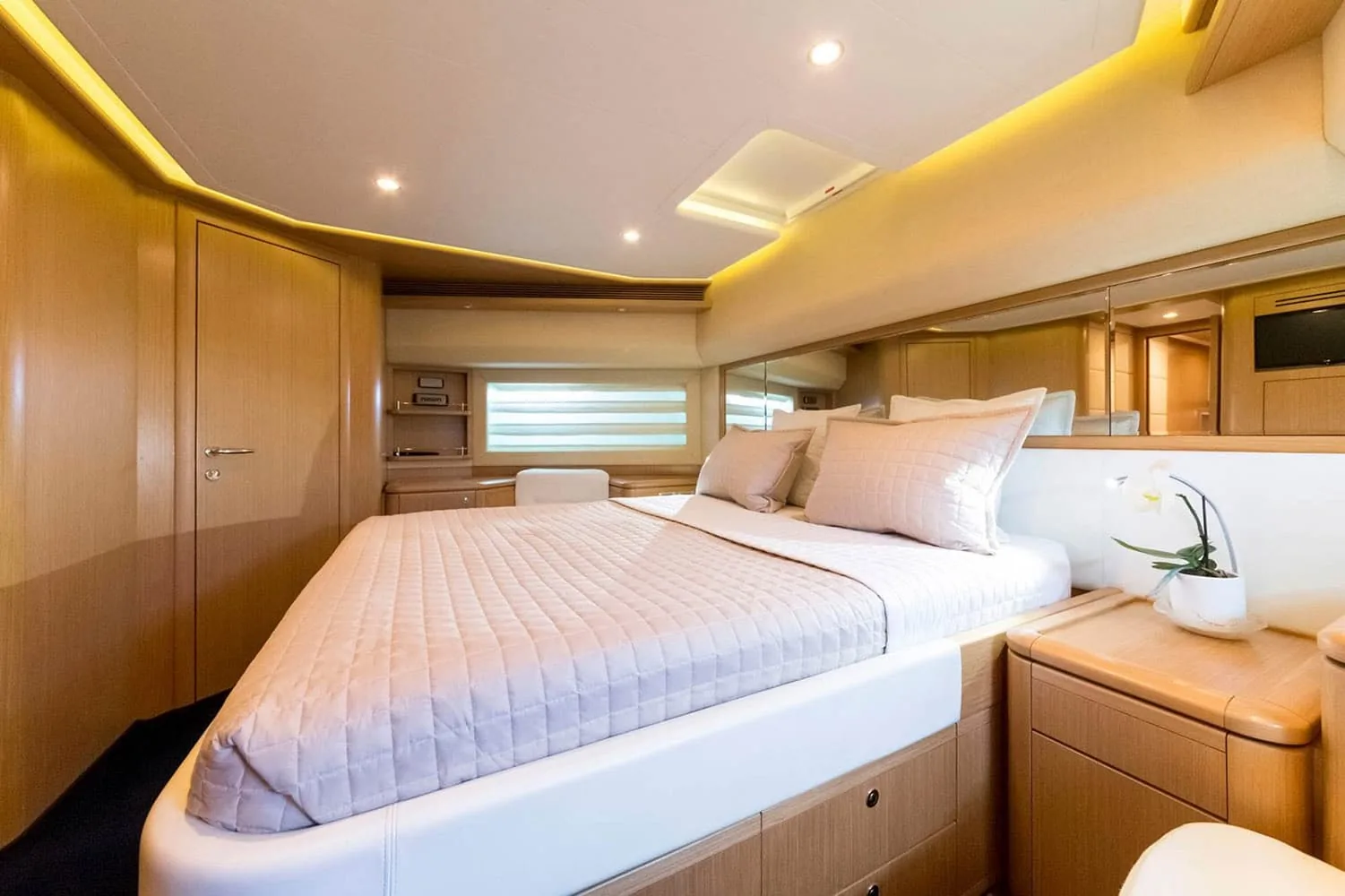 PORTHOS - photo 32 yacht charter Cannes