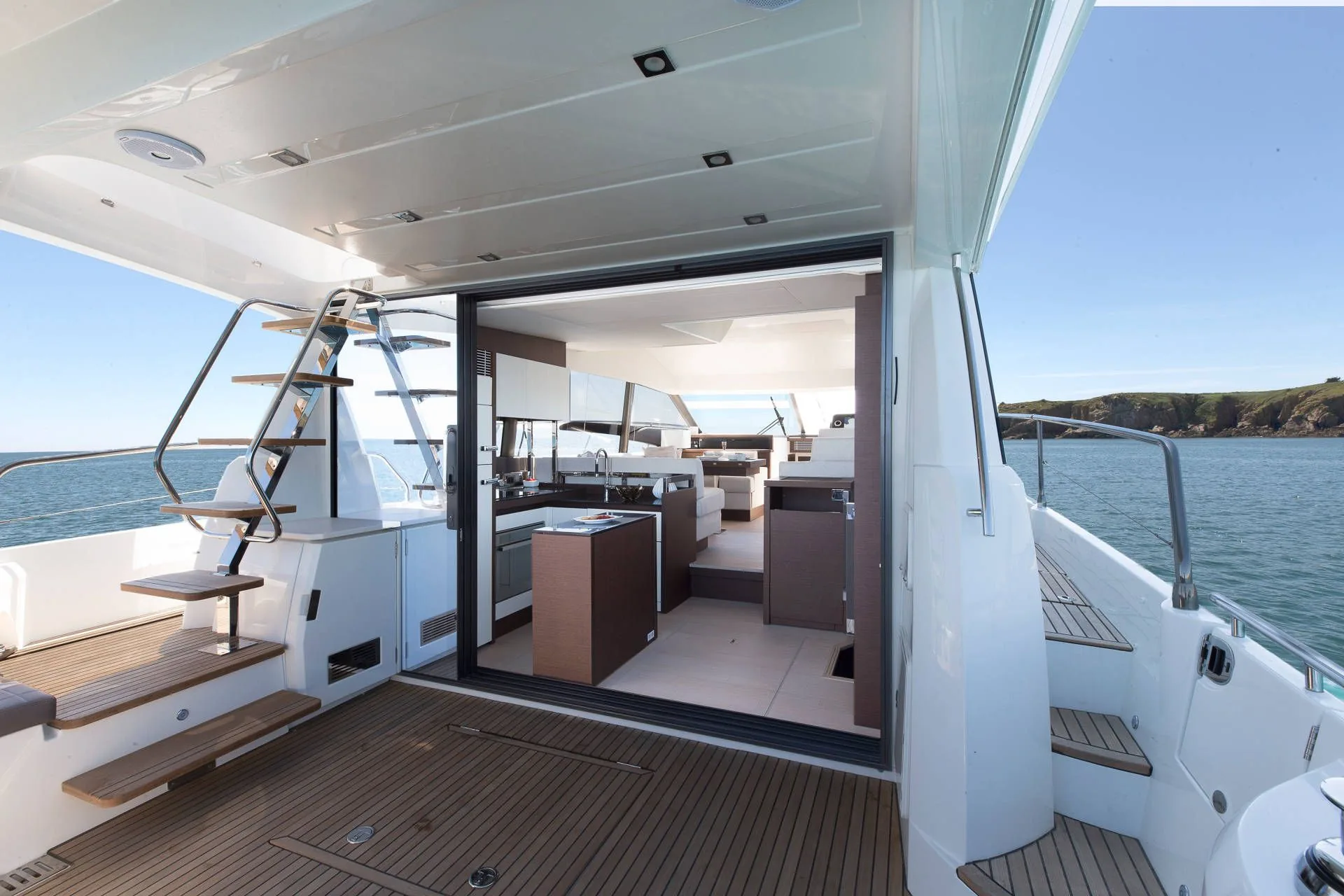 Prestige 520 Fly - photo 4 yacht charter Cannes