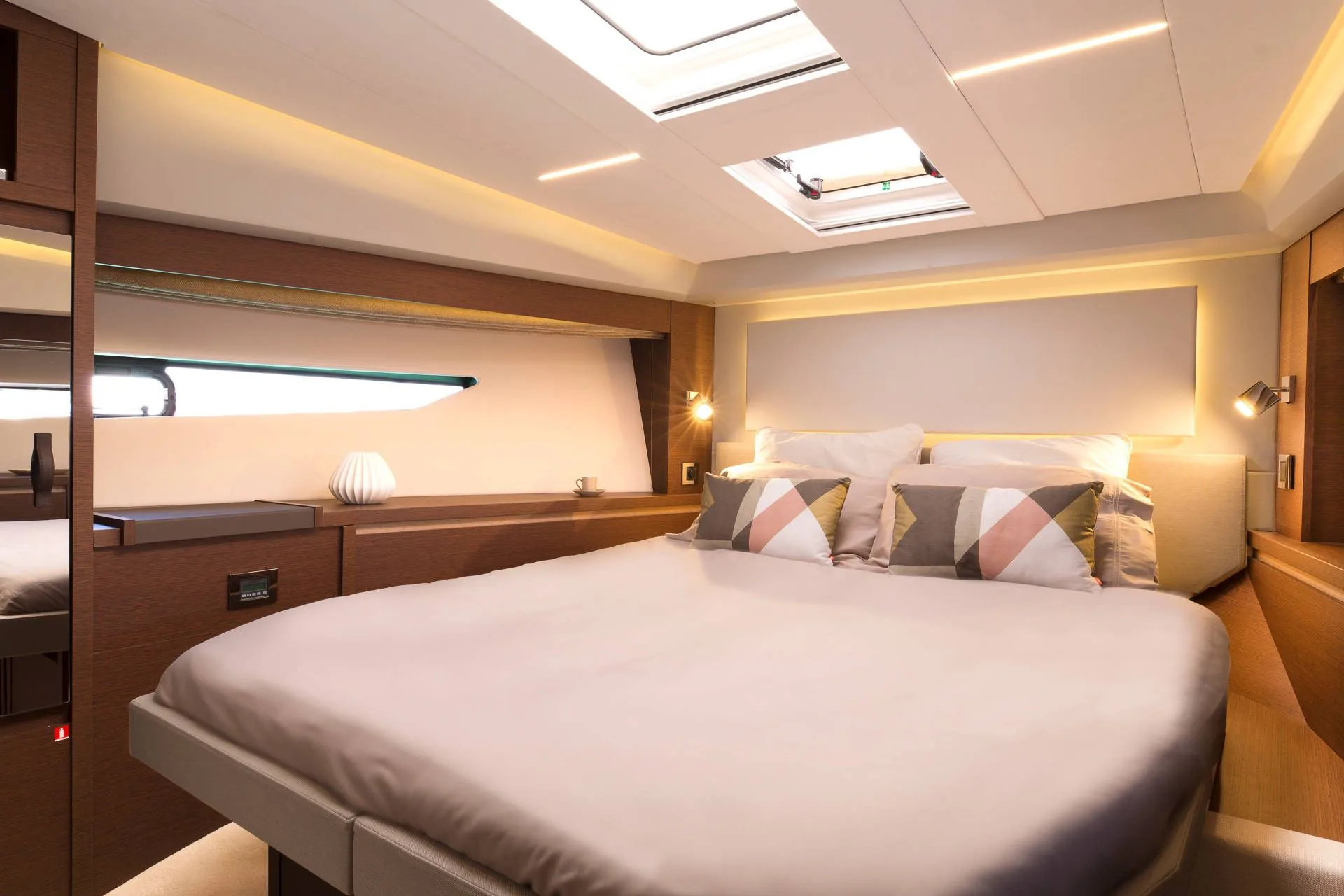 Prestige 520 Fly - photo 7 yacht charter Cannes