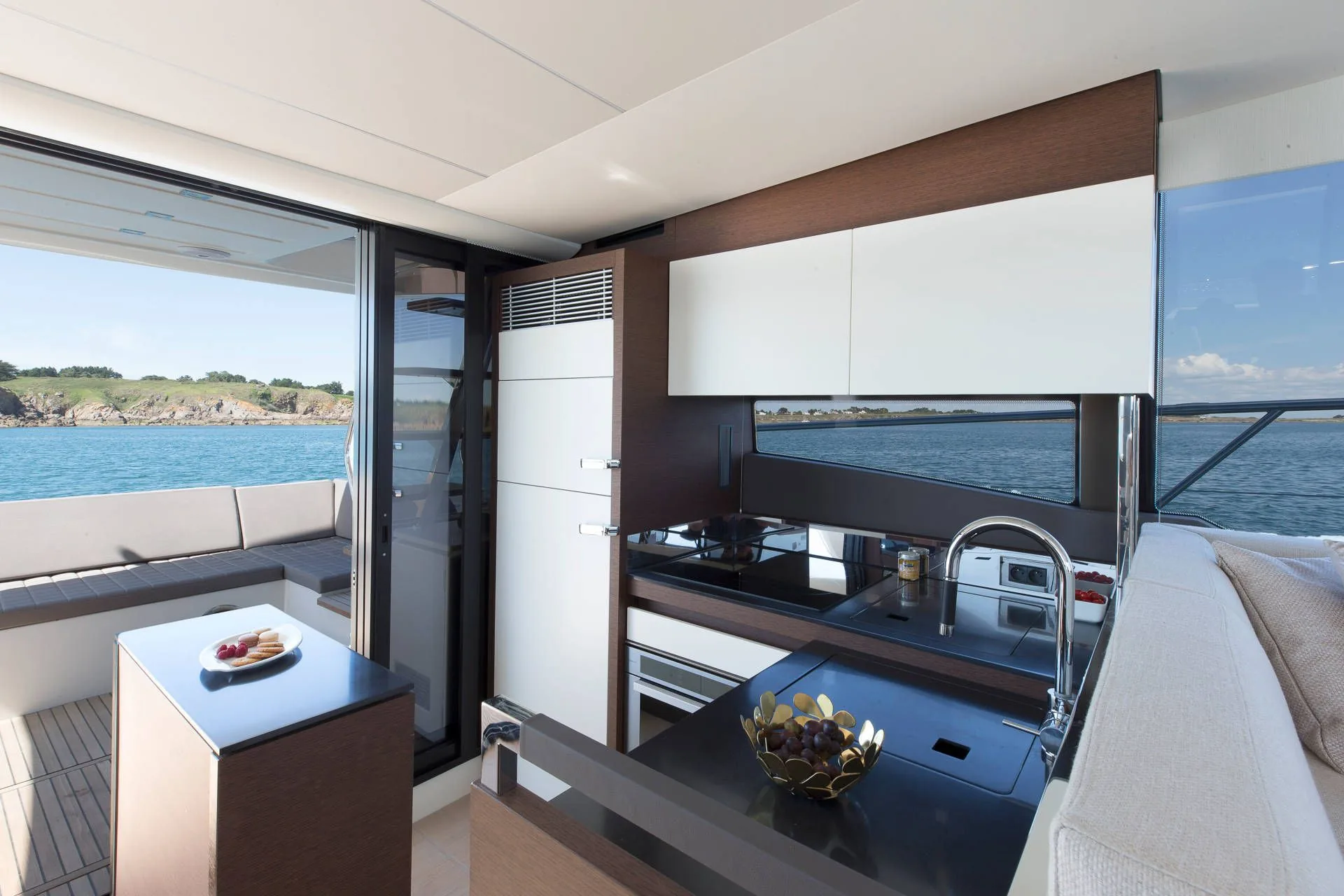Prestige 520 Fly - photo 8 yacht charter Cannes