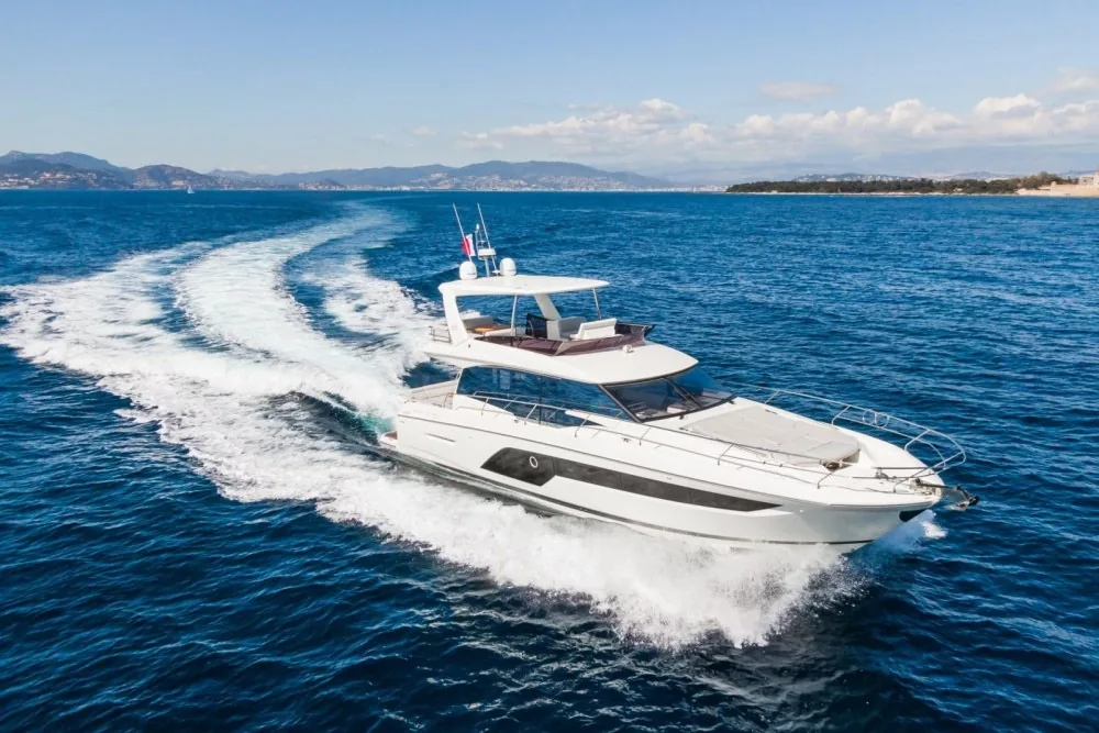Prestige 590 - yacht charter Cannes