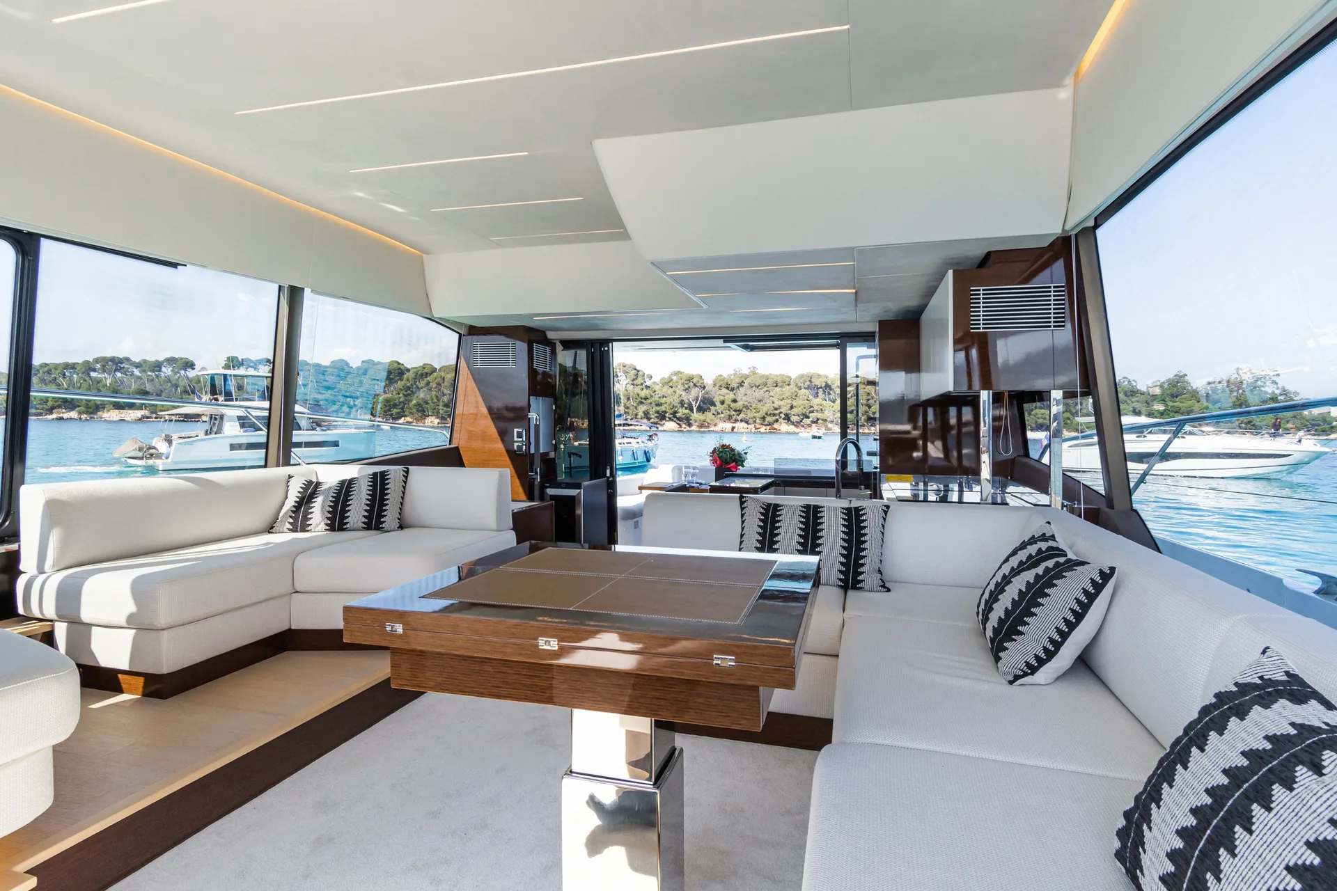 Prestige 590 - photo 6 yacht charter Cannes
