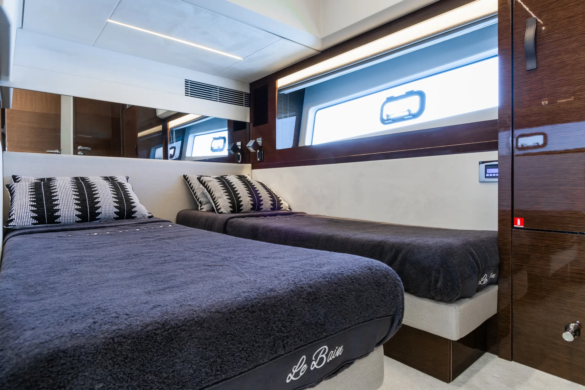 Prestige 590 - photo 10 yacht charter Cannes