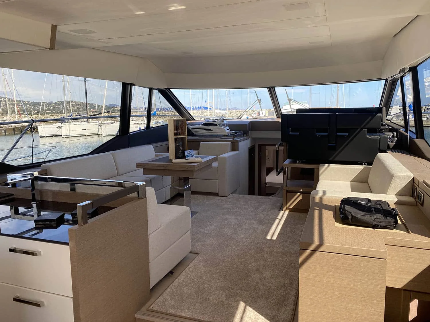 Prestige 630 Fly - photo 7 yacht charter Cannes