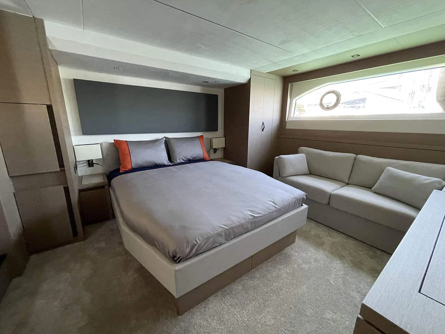 Prestige 630 Fly - photo 8 yacht charter Cannes