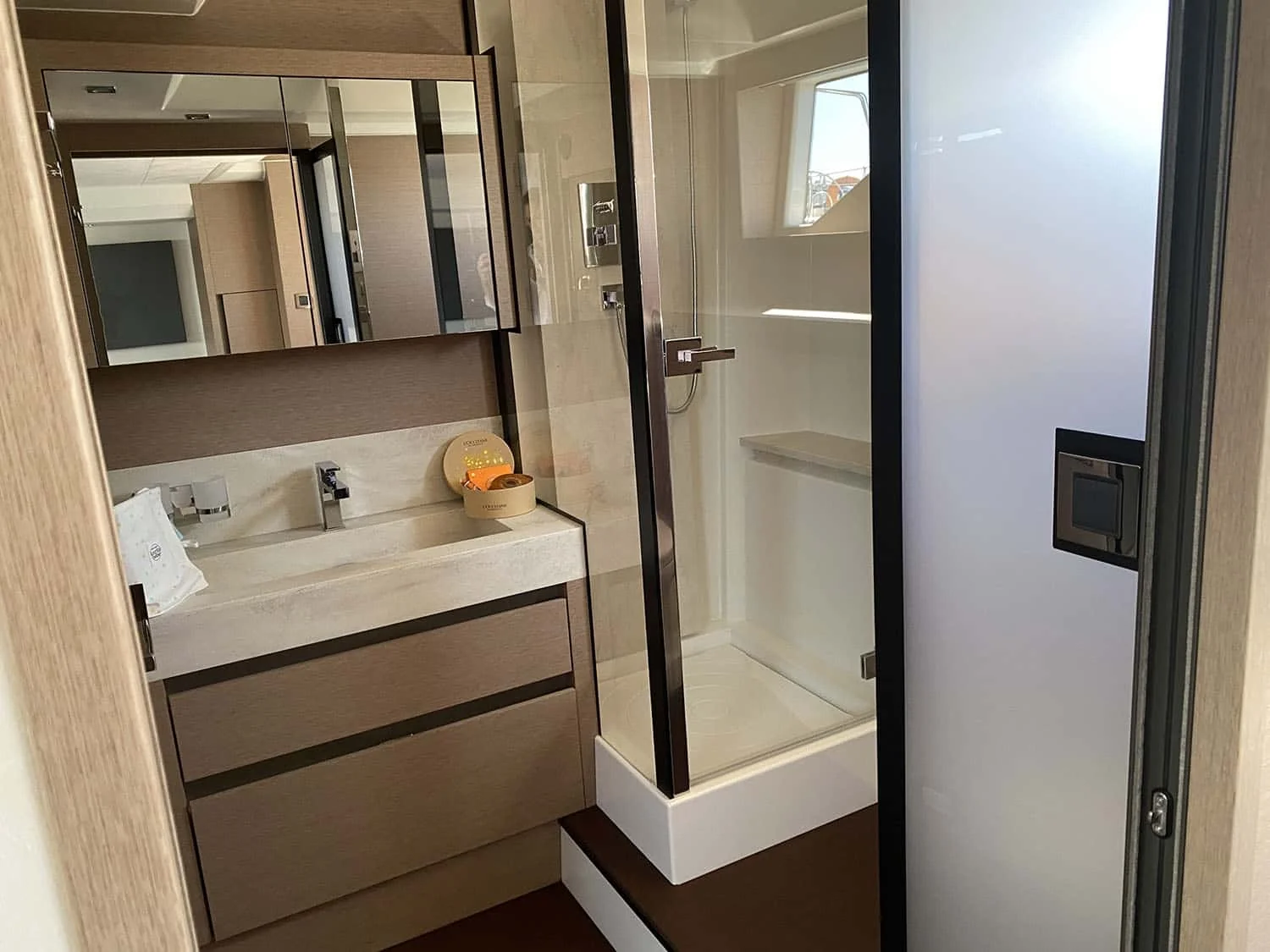Prestige 630 Fly - photo 9 yacht charter Cannes