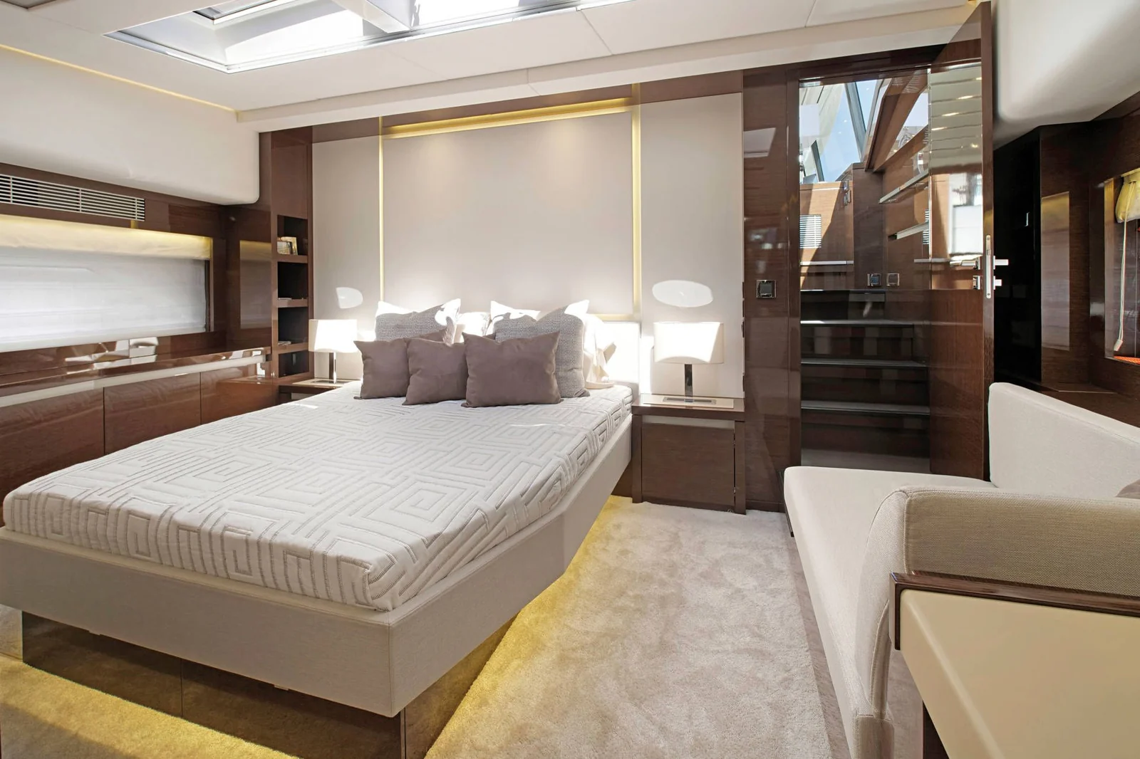 Prestige 680 - photo 16 yacht charter Cannes
