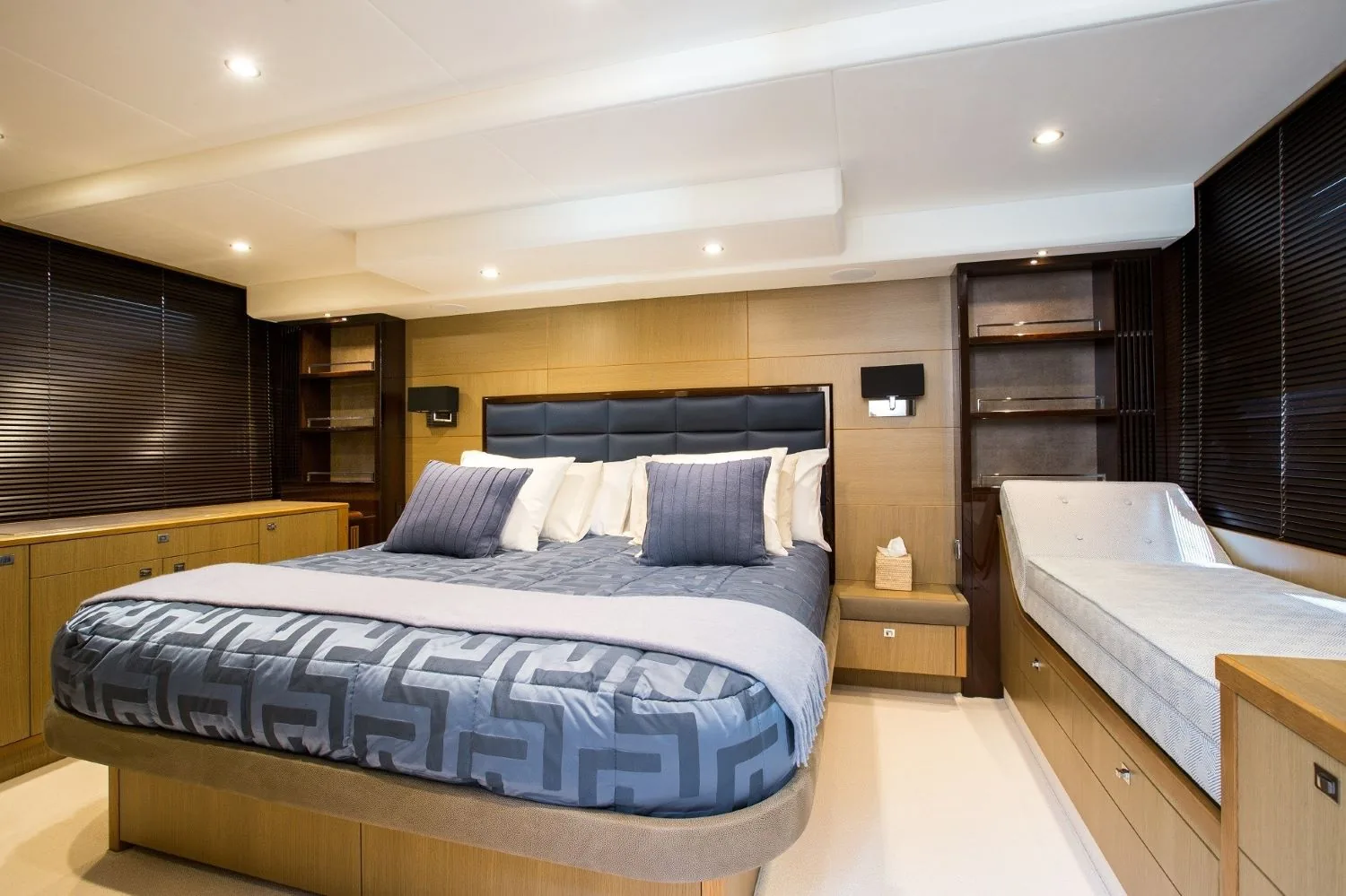 PRINCESS V64 - photo 11 yacht charter Cannes