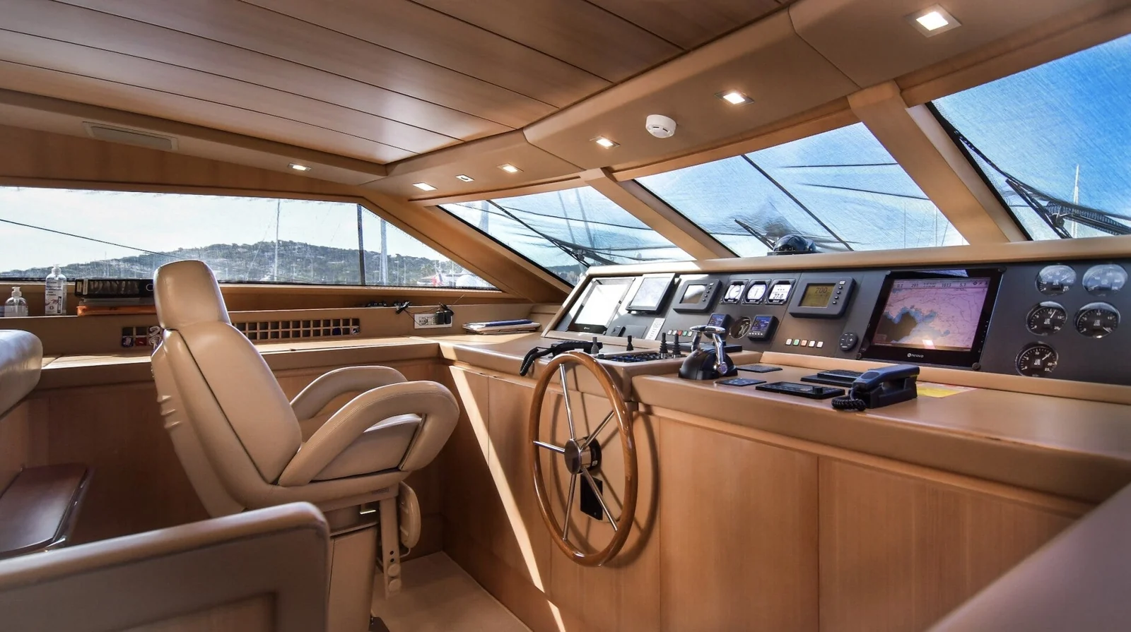 Sanlorenzo SL88 - photo 24 yacht charter Cannes