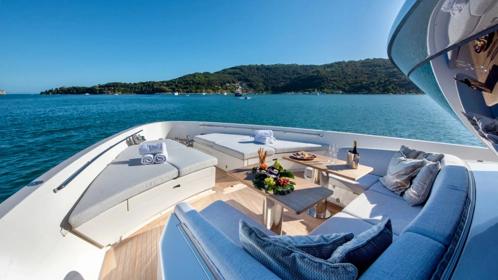 Sanlorenzo SX88 - photo 4 yacht charter Cannes
