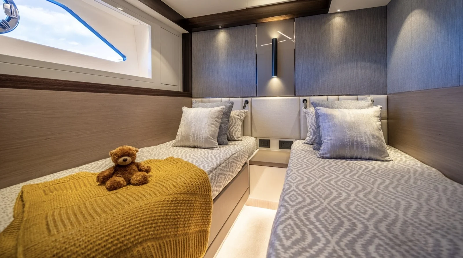 Sunseeker Predator 68 - photo 16 yacht charter Cannes