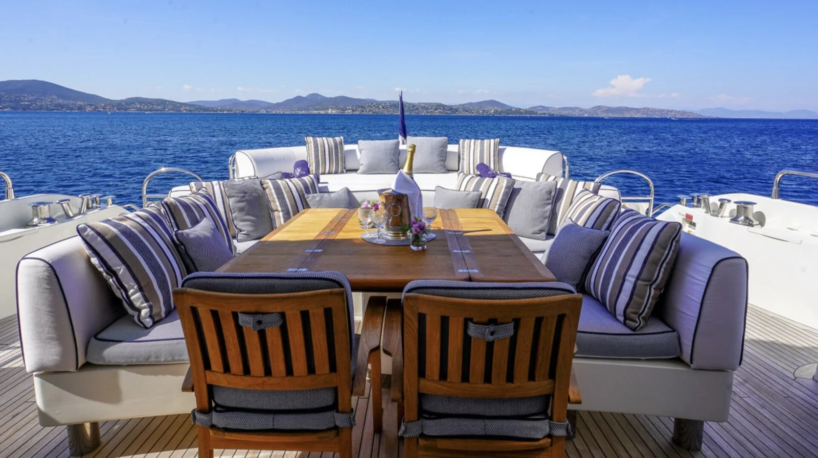 Sunseeker 86 Yacht - photo 6 yacht charter Cannes