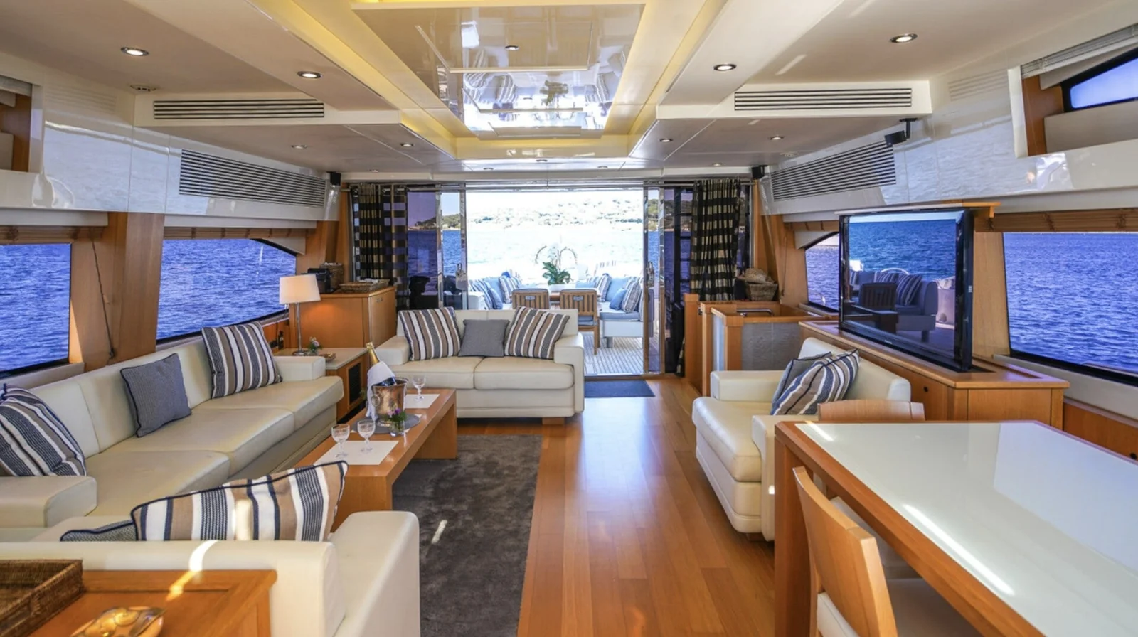 Sunseeker 86 Yacht - photo 11 yacht charter Cannes