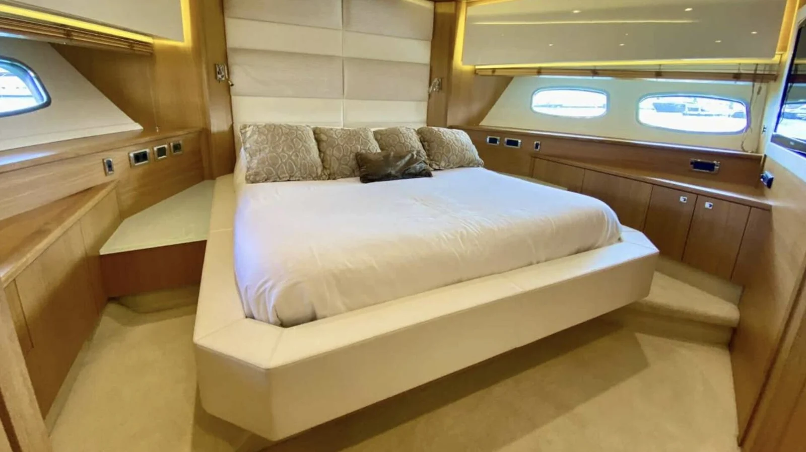 Sunseeker 86 Yacht - photo 13 yacht charter Cannes