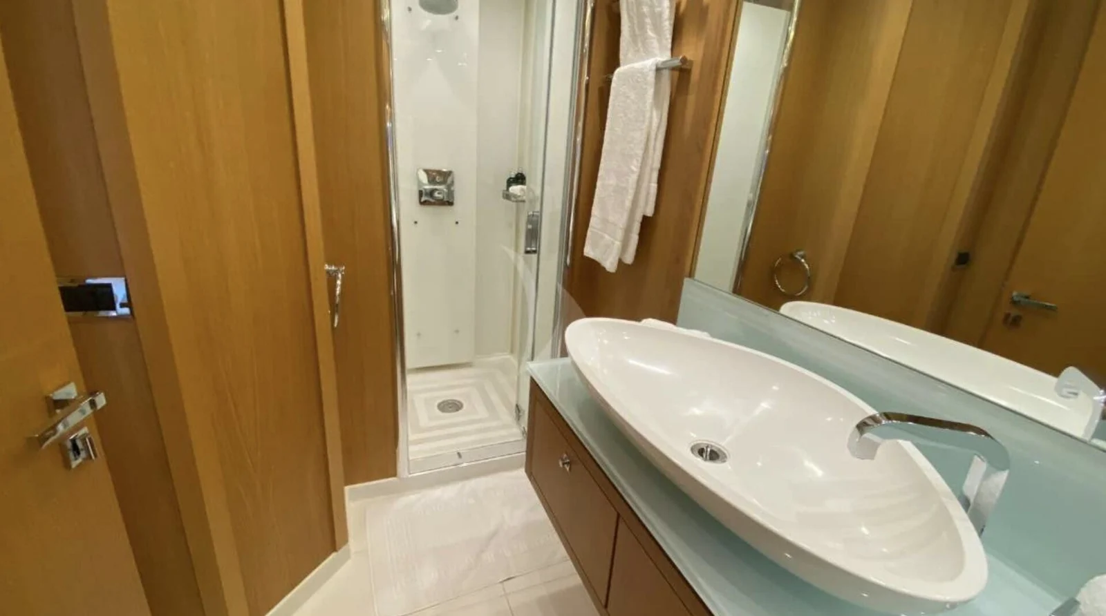 Sunseeker 86 Yacht - photo 14 yacht charter Cannes