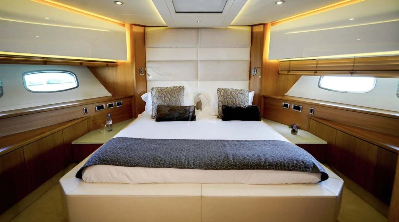 Sunseeker 86 Yacht - photo 15 yacht charter Cannes